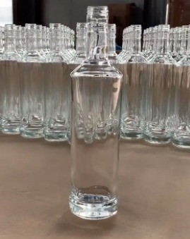Garrafas de vidro de 375 ml 500 ml 750 ml 1000 ml de capacidade para vodka com tampa superior de rolha GPI