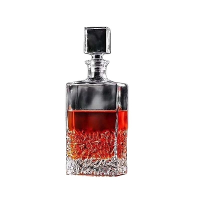 Vendo 750 ml de garrafa de vodka em vidro em forma de diamante