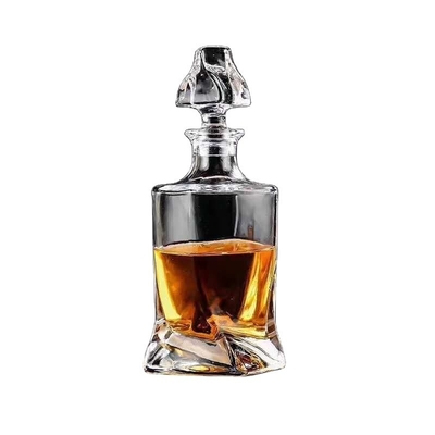 Vendo 750 ml de garrafa de vodka em vidro em forma de diamante