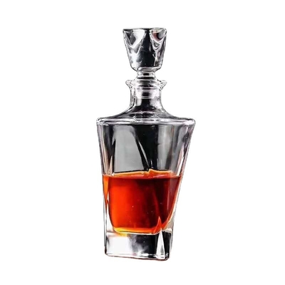 Vendo 750 ml de garrafa de vodka em vidro em forma de diamante