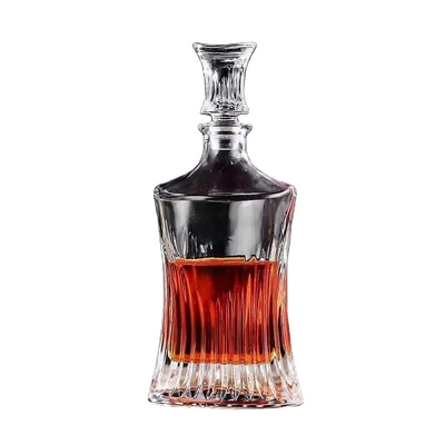 Vendo 750 ml de garrafa de vodka em vidro em forma de diamante