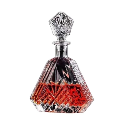 Vendo 750 ml de garrafa de vodka em vidro em forma de diamante