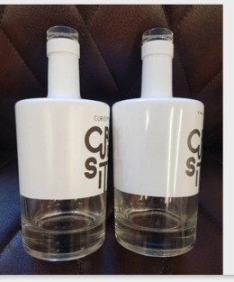 Garrafa de bebida de vidro Super Flint de 750 ml em preto e branco fosco com etiqueta personalizada