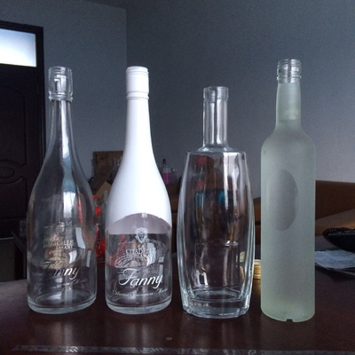Garrafa de bebida de vidro Super Flint de 750 ml em preto e branco fosco com etiqueta personalizada