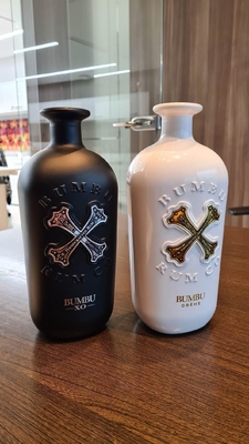 Garrafa de bebida de vidro Super Flint de 750 ml em preto e branco fosco com etiqueta personalizada