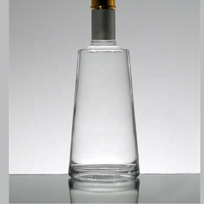 Garrafa de vidro de uísque quadrada de 700 ml com material de vidro branco cristalino e estilo em relevo