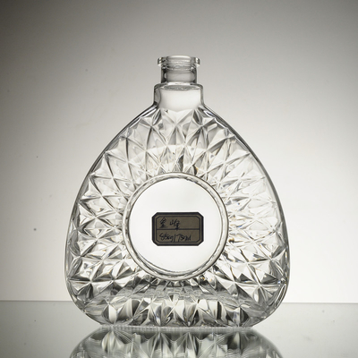 Garrafa de vidro de uísque quadrada de 700 ml com material de vidro branco cristalino e estilo em relevo