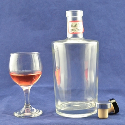 Material do colarinho Super Flint Material 700 ml Vazio Alcool Límpido Rum Whisky Spirit Vodka Garrafa de vidro para Liquor