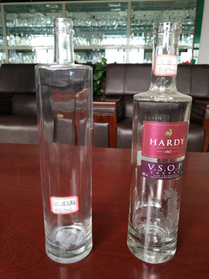 750 ml de Brandy Whiskey Gin Garrafa de vidro com material Super Flint e Design personalizado