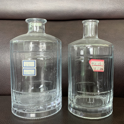 Botella de vidro de vinho em cores claras de 750 ml em relevo para uísque de marca