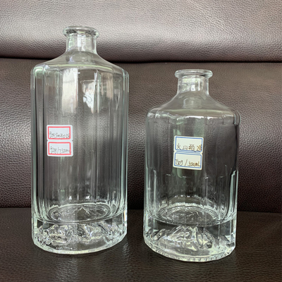 Botella de vidro de vinho em cores claras de 750 ml em relevo para uísque de marca