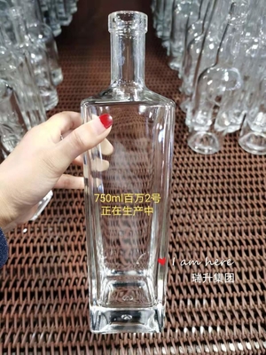 500 ml 700 ml 750 ml garrafa de vidro quadrada de 1 l, feita de material branco cristalino para bebidas espirituosas