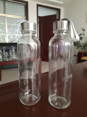 Amostra industrial de garrafa de água de vidro vazia para teste