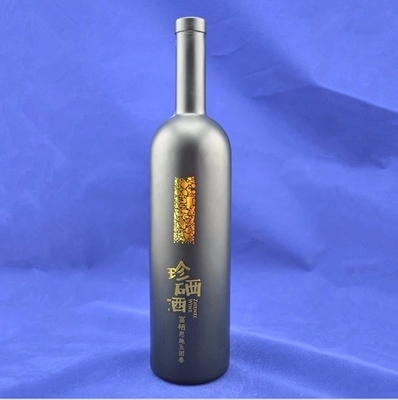 Garrafa de vidro de whisky de 750 ml, de rótulo preto, com superfície decal e sistema de fecho de cortiça