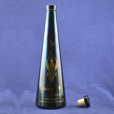 Garrafa de vidro de whisky de 750 ml, de rótulo preto, com superfície decal e sistema de fecho de cortiça