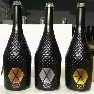 Garrafa de vidro de whisky de 750 ml, de rótulo preto, com superfície decal e sistema de fecho de cortiça