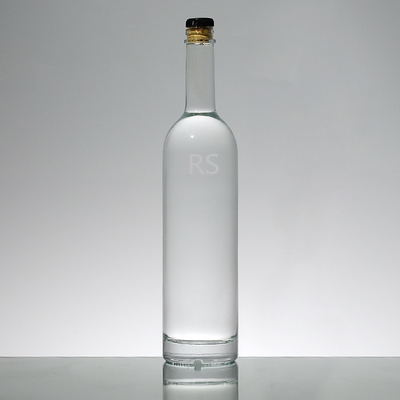 Garrafa de vidro de vodka transparente e vazia de 700 ml de cortiça