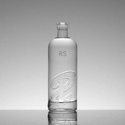 Garrafa de vidro de vodka transparente e vazia de 700 ml de cortiça