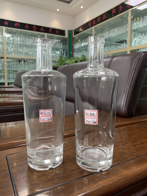 Garrafa de vidro personalizada de 500 ml 750 ml 1 L Liquor Spirit com material de vidro Super Flint