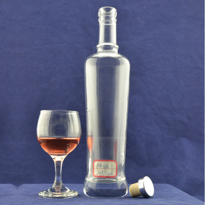 Produção a granel Material de vidro Super Flint 750 ml Garrafa de vinho de vidro Vodka para bebida espirituosa
