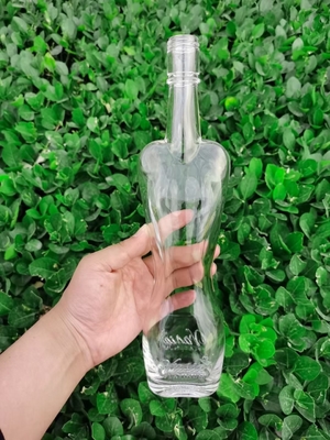 Decal de superfície de manuseio de garrafa de vidro de vodka para forma do corpo das mulheres em material branco cristalino