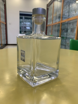 500 ml 700 ml 750 ml 1 L de vidro de forma única quadrada garrafa de licor para suco vodka licor espirituoso