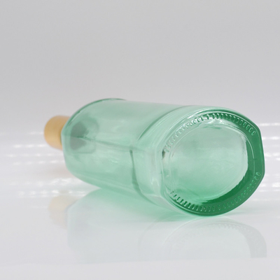 Super Flint Glass Whiskey Rum Gin Flasses com Design de Escultura em Relief Personalizado e Bomba de Madeira
