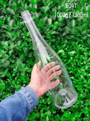 Garrafas de licor de vidro personalizadas quadradas para bebidas alcoólicas Vodka Gin Rum Whisky 700ml Cortiça