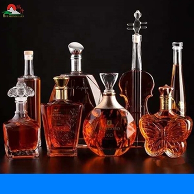 Garrafa de vidro de armazenamento de bebidas alcoólicas de 500 ml com vedação de cortiça e alça de ouvido