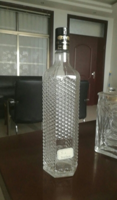 Garrafa de vidro de licor fino para uísque/brandy/vódka, fechada com tampa que se desliga