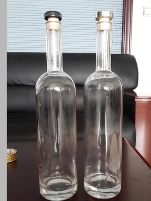 Garrafa de vidro de licor fino para uísque/brandy/vódka, fechada com tampa que se desliga