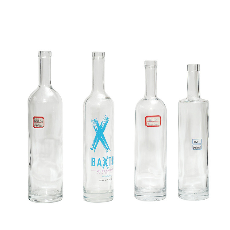 Material de vidro Super Flint Custom 700ml Liquor Wine Gin Whisky Vodka Spirits Garrafa de vidro com tampa de cortiça