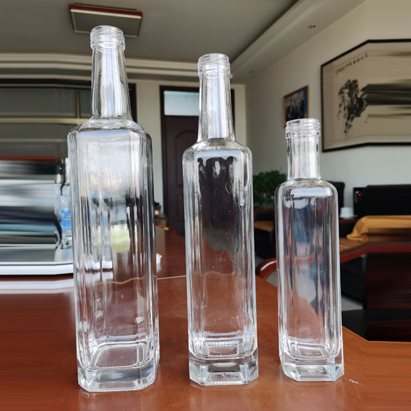 Garrafa de vidro de 750 ml de vodka e licor transparente vazia com vedação tipo cortiça/viragem/guala
