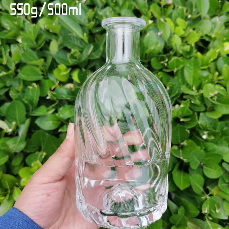 Garrafas de licor de vidro personalizadas quadradas para bebidas alcoólicas Vodka Gin Rum Whisky 700ml Cortiça