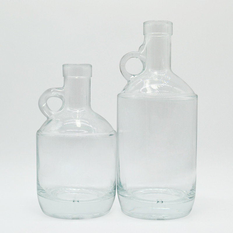 Garrafa de vidro de armazenamento de bebidas alcoólicas de 500 ml com vedação de cortiça e alça de ouvido